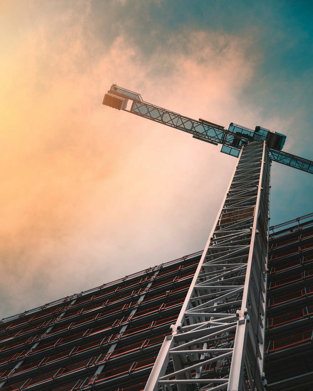 Chantier de construction — grue et bâtiment en cours